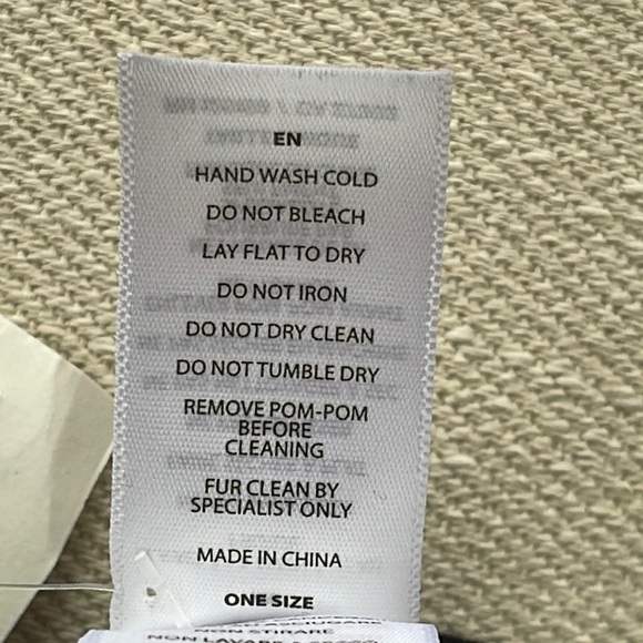 🦃 TURKEY FEATHER POM TOQUE - Picture 6 of 8